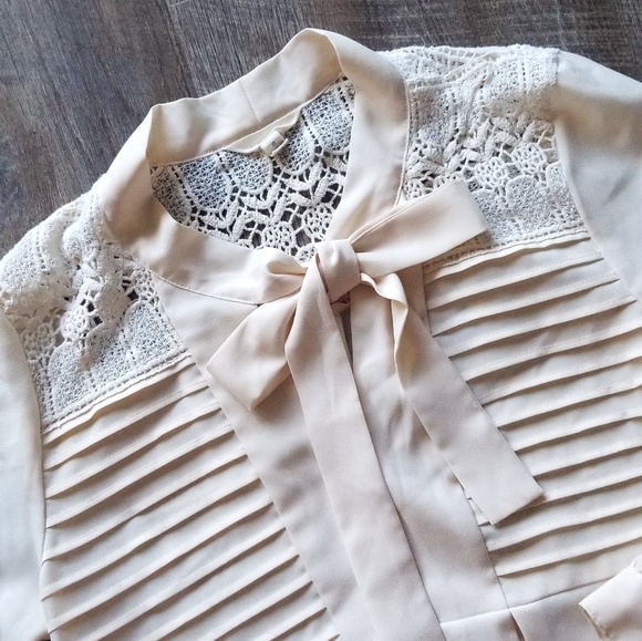 Tops - 🍒LIKE NEW🍒 CREAM BLOUSE